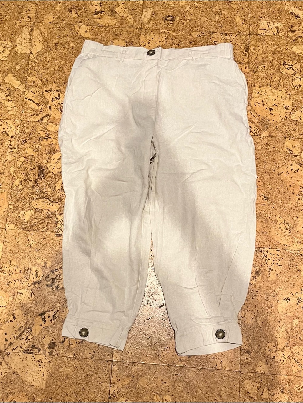 Jules & Leopold Women’s Natural Linen Capri with Button Cuff Accents (L)